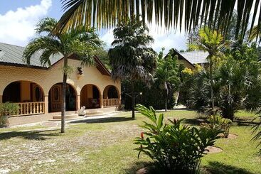 پانسیون Anse Kerlan Beach Chalets