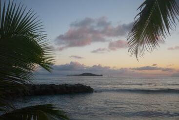 پانسیون Anse Kerlan Beach Chalets