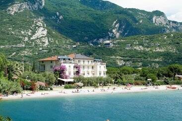 هتل Baia Azzurra Lake Front