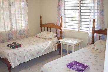 هتل Golden Sands Guest House