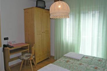 هتل B&b Meublè Giustina
