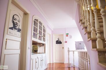 Help Yourself Hostels  Carcavelos Coast