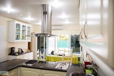 Help Yourself Hostels  Carcavelos Coast