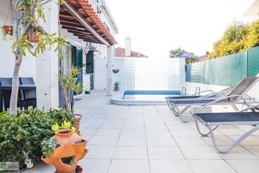 Help Yourself Hostels  Carcavelos Coast
