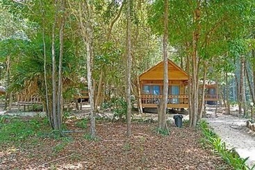 هتل Tree House Bungalows