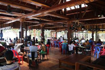 هتل Tree House Bungalows