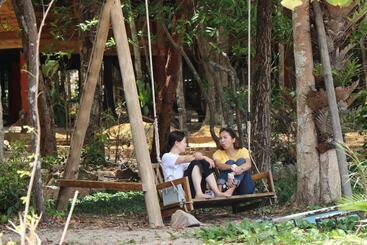 هتل Tree House Bungalows