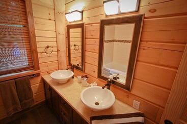 هتل Wilderness Tours Rafting Resort