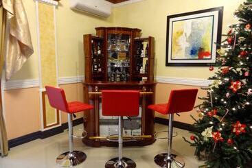 تختخواب و صبحانه The Executive Villa Inn & Suites
