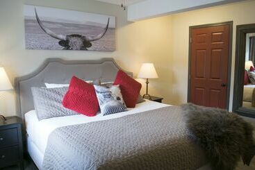 هتل Yamnuska Suites
