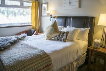 هتل Yamnuska Suites