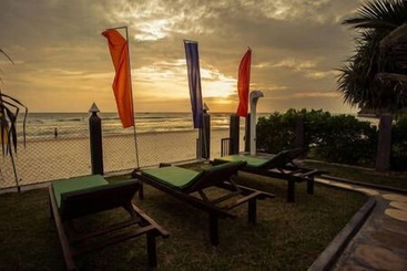 هتل Tharanga Surfing Villa
