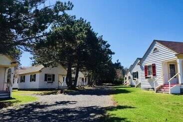 Green Gables Bungalow Court