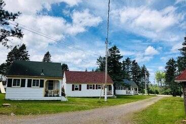 Green Gables Bungalow Court