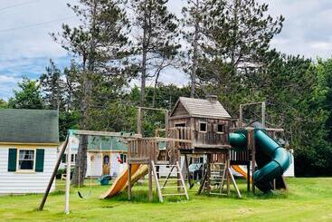 Green Gables Bungalow Court