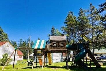 Green Gables Bungalow Court