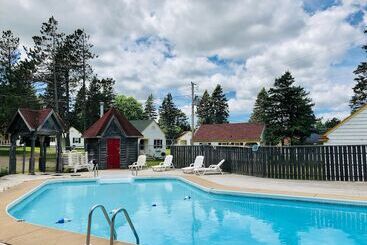 Green Gables Bungalow Court
