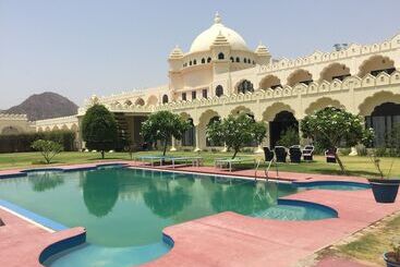 هتل Gulaab Niwaas Palace