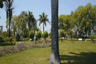 هتل Sneha Clarks Inn Suites Nepalgunj