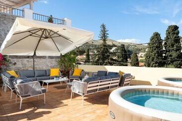 פנסיון Maravelia S Rooms