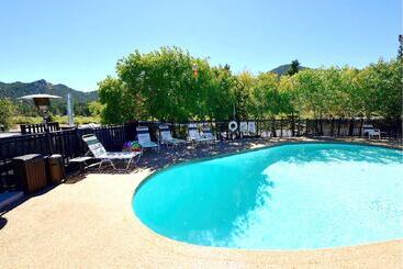 هتل Alpine Trail Ridge Inn