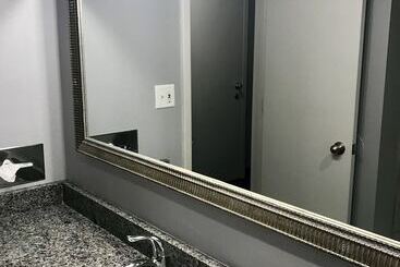 هتل American Inn North Kansas City
