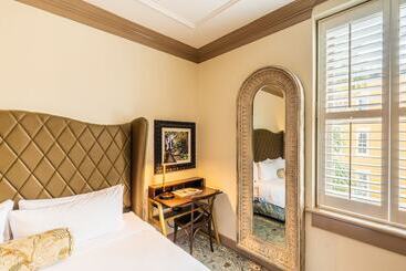 هتل Andrew Pinckney Inn