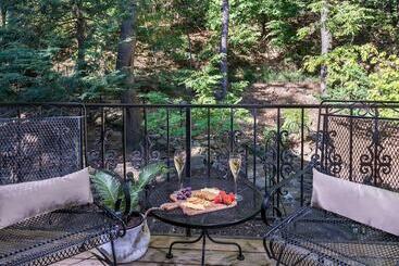هتل Arsenic And Old Lace Bed & Breakfast Inn
