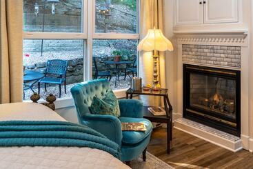 هتل Arsenic And Old Lace Bed & Breakfast Inn