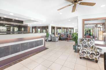هتل Baymont By Wyndham Port Huron