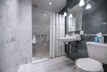 Square Hotel At Times Square