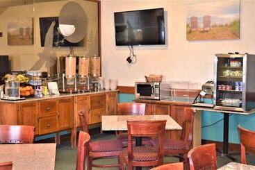 هتل The Ashley Inn & Suites
