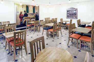 هتل Wyndham Garden Baronne Plaza