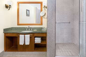 هتل Wyndham Garden Baronne Plaza