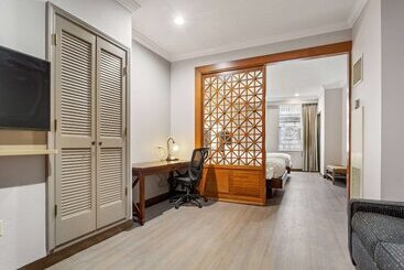 هتل Wyndham Garden Baronne Plaza
