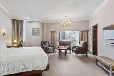 هتل Wyndham Garden Baronne Plaza