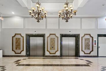 هتل Wyndham Garden Baronne Plaza