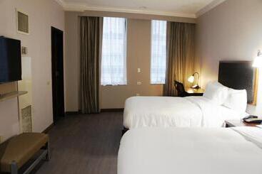 هتل Wyndham Garden Baronne Plaza
