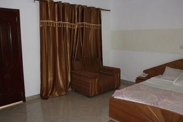 هتل Pioneer Guest Lodge