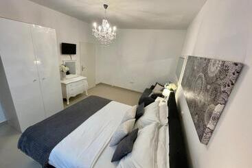 پانسیون Central Square Guest House