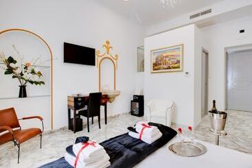 پانسیون Queen Palace Suites
