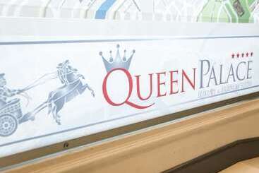 پانسیون Queen Palace Suites