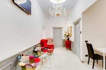پانسیون Queen Palace Suites