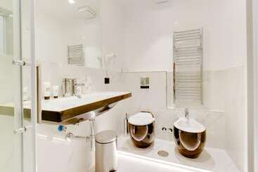 پانسیون Queen Palace Suites