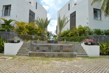Rose Des Sables Beachfront Apartments