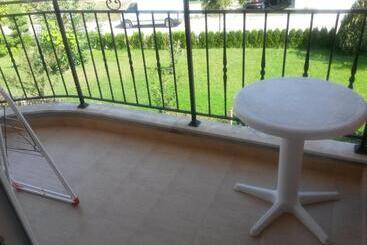 هتل Black Sea   Breakfast, Pool & Free Parking