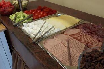 هتل Black Sea   Breakfast, Pool & Free Parking