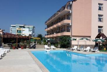 هتل Black Sea   Breakfast, Pool & Free Parking