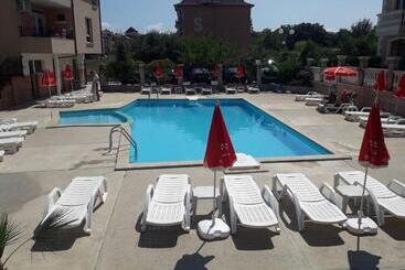 هتل Black Sea   Breakfast, Pool & Free Parking