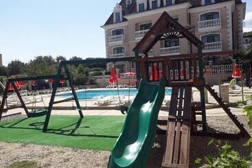 هتل Black Sea   Breakfast, Pool & Free Parking